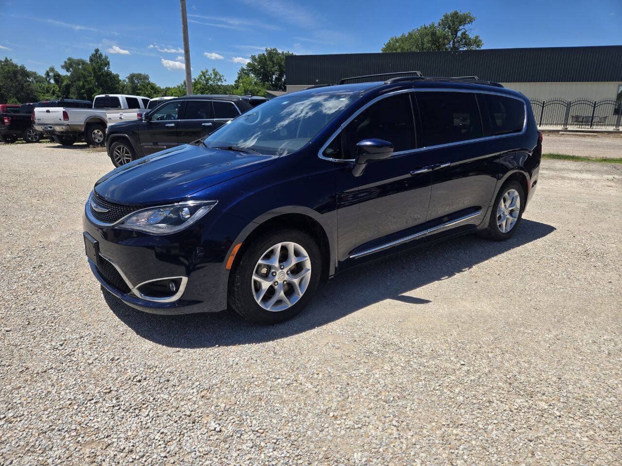 Used 2017 Chrysler Pacifica Touring-L w/ Tire & Wheel Group FWD image 4