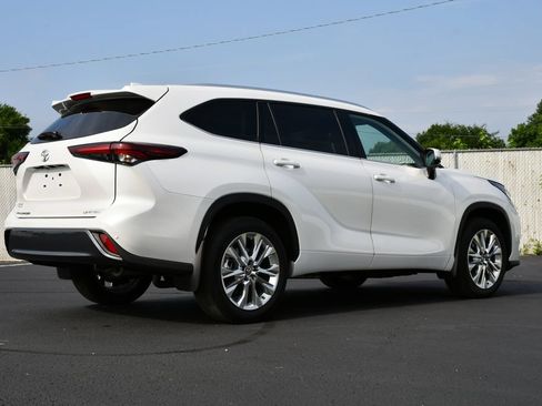 Used 2024 Toyota Highlander Limited FWD image 7
