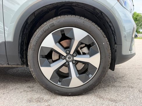 Certified 2025 Volvo XC40 B5 Plus AWD/4WD image 9