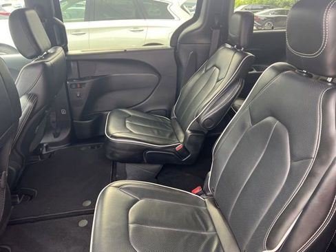Used 2025 Chrysler Pacifica Limited FWD image 6