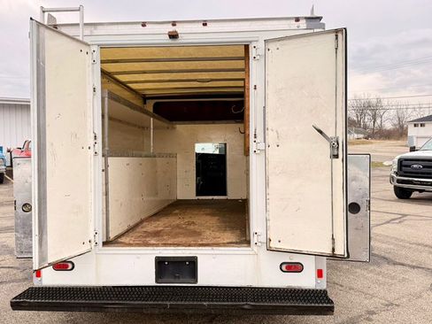 Used 2018 Chevrolet Express 3500 w/ Power Convenience Package image 3