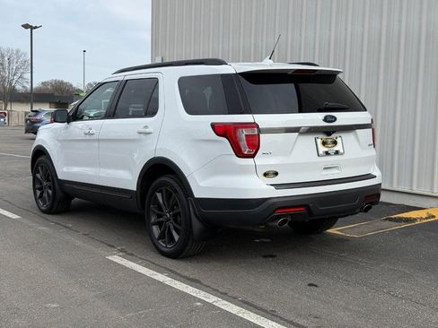 Used 2018 Ford Explorer XLT w/ XLT Appearance Package image 3