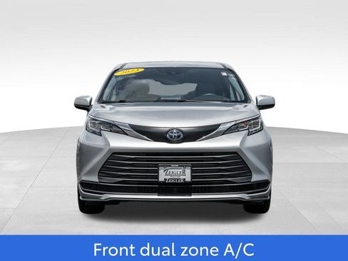 Used 2023 Toyota Sienna LE FWD image 2