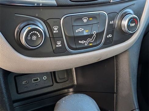 Used 2022 Chevrolet Equinox LS image 19