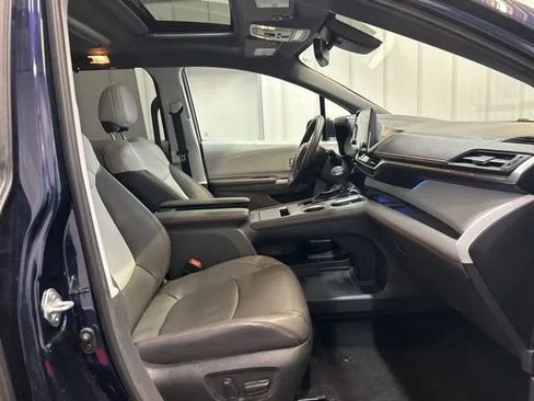 Used 2022 Toyota Sienna XSE AWD/4WD image 27