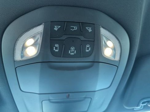 Used 2025 Chrysler Pacifica Select image 4