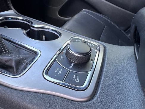 Used 2020 Jeep Grand Cherokee Overland AWD/4WD image 19