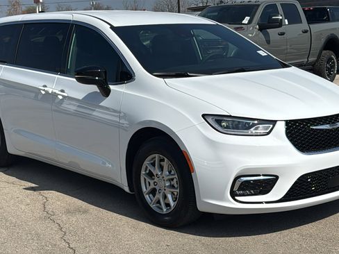 New 2026 Chrysler Pacifica Select image 3