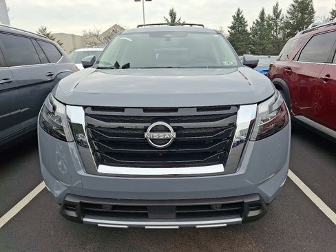 New 2025 Nissan Pathfinder Platinum image 2
