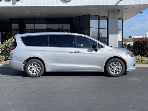 New 2026 Chrysler Voyager LX image 7