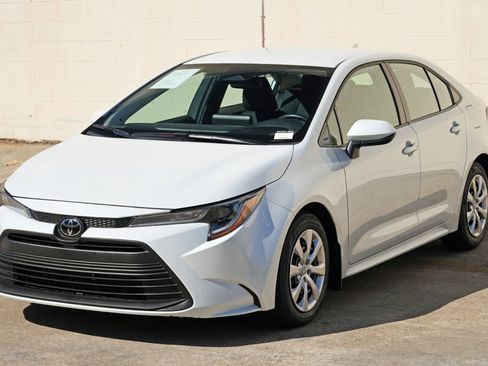Used 2025 Toyota Corolla LE FWD image 44