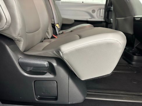 Used 2025 Toyota Sienna XLE image 57