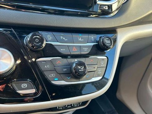 Certified 2023 Chrysler Pacifica Touring-L FWD image 24