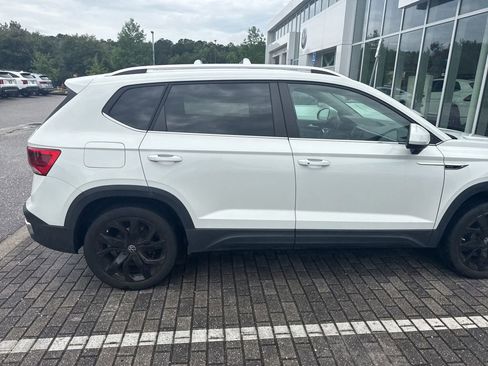 Used 2023 Volkswagen Taos SE w/ Panoramic Sunroof Package FWD image 9