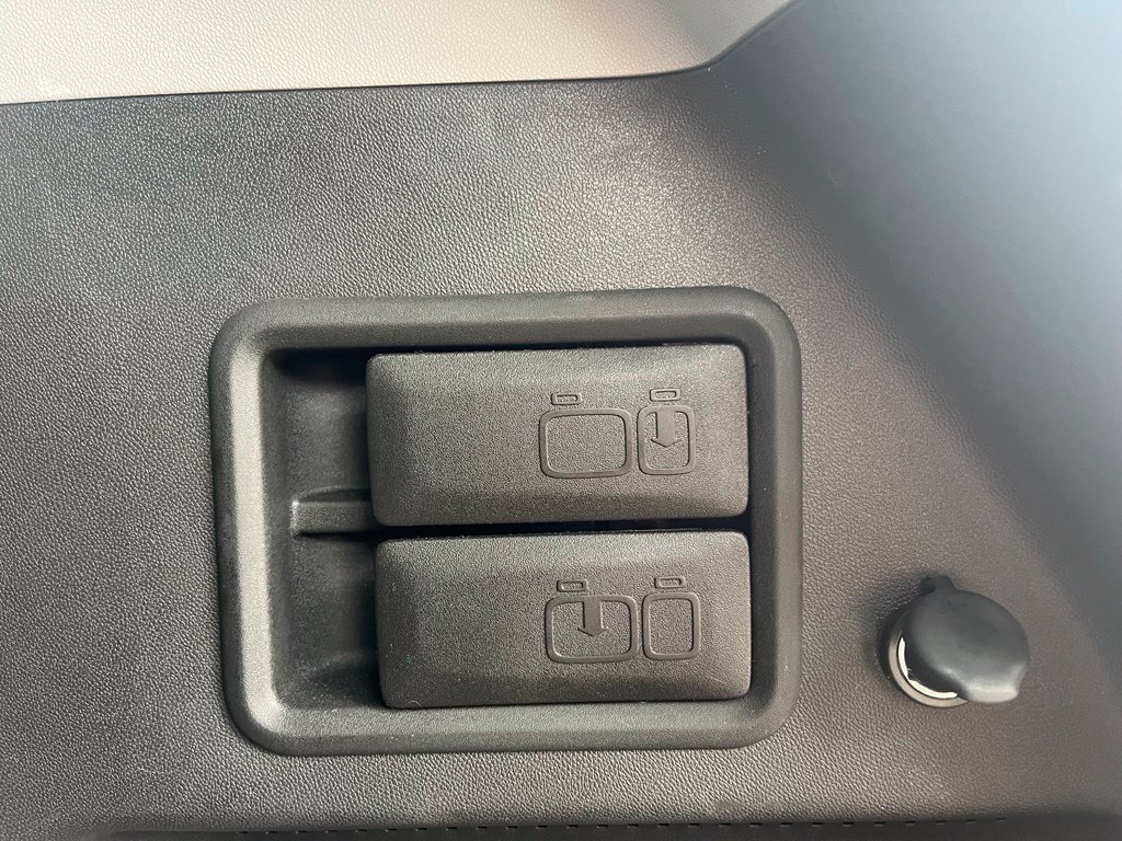 Used 2024 GMC Terrain SLE w/ Driver Convenience Package FWD image 13