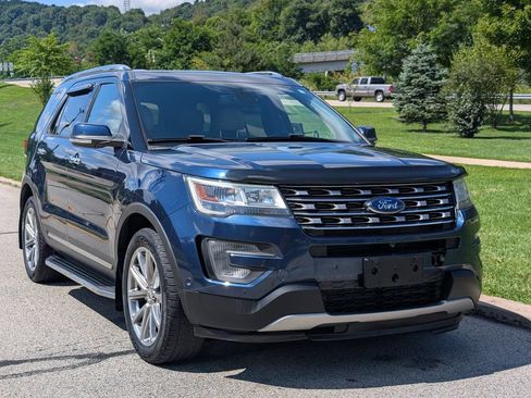 Used 2017 Ford Explorer Limited w/ Equipment Group 303A AWD/4WD image 2