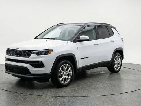Used 2025 Jeep Compass Limited image 3