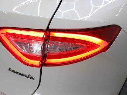 Used 2018 Maserati Levante AWD/4WD image 28