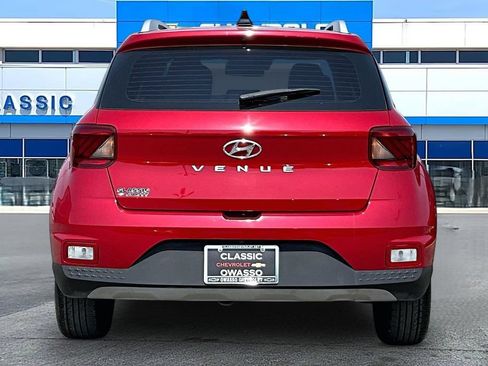 Used 2022 Hyundai Venue Limited w/ Cargo Package FWD image 4