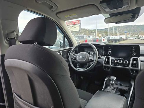 Used 2021 Kia Sorento LX image 10