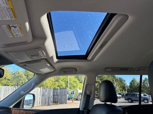 Used 2024 Nissan Armada SL w/ Captain's Chairs Package image 21