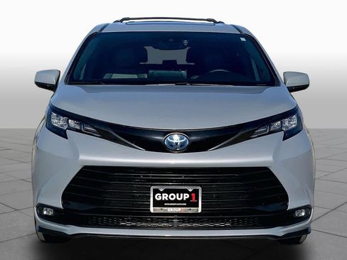 Certified 2024 Toyota Sienna XLE Woodland Edition AWD/4WD image 4