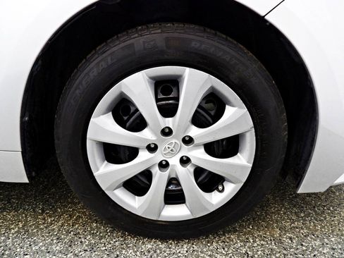 Used 2021 Toyota Corolla LE FWD image 21