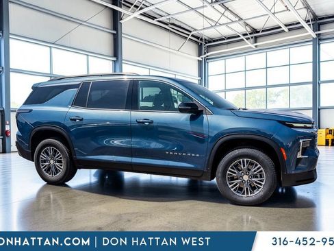 Used 2025 Chevrolet Traverse LT FWD image 35