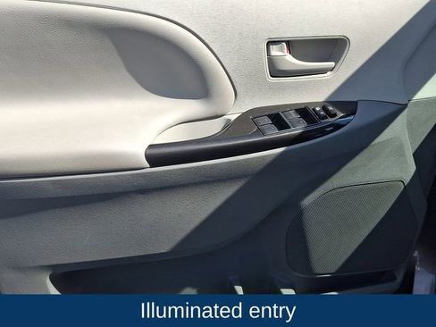 Used 2013 Toyota Sienna LE FWD image 19