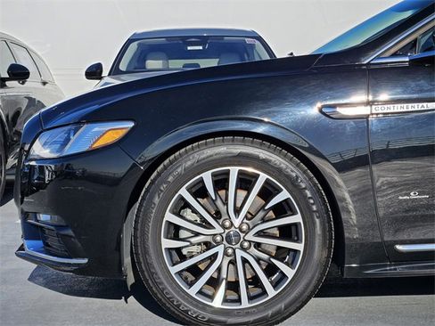 Used 2019 Lincoln Continental Select image 9