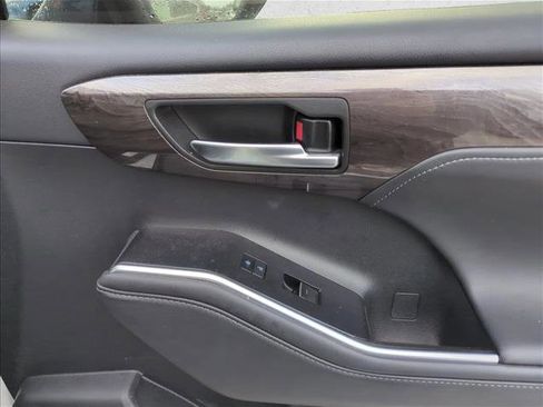 Certified 2022 Toyota Highlander Platinum image 26