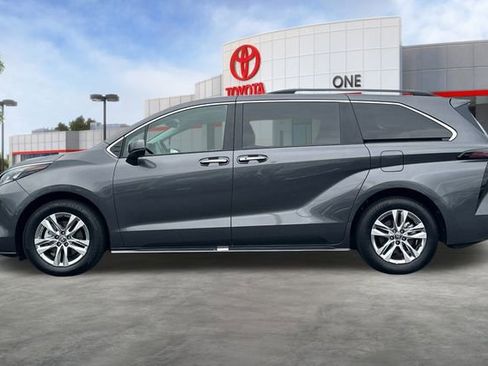 Used 2025 Toyota Sienna XLE image 9