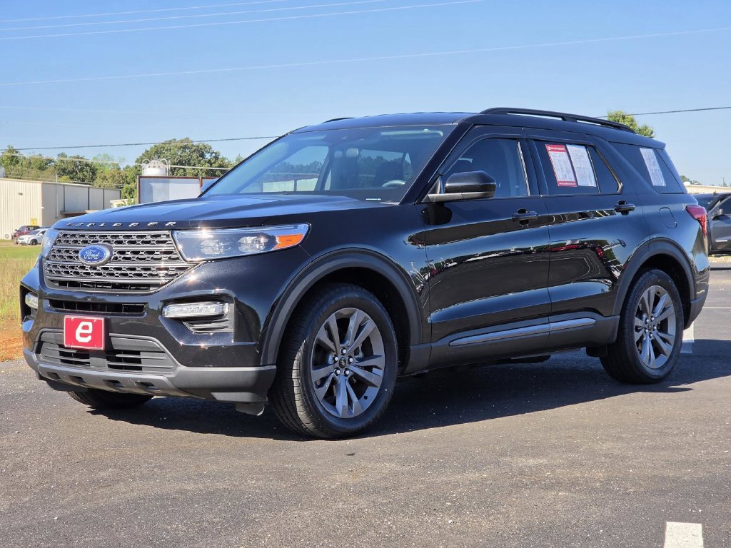 Used 2023 Ford Explorer XLT w/ Equipment Group 202A RWD image 3