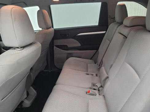 Used 2018 Toyota Highlander LE FWD image 18