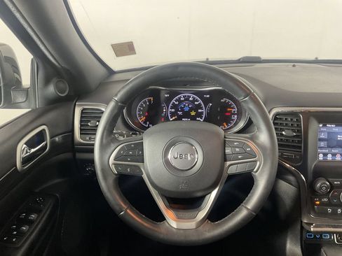 Used 2019 Jeep Grand Cherokee Laredo AWD/4WD image 12