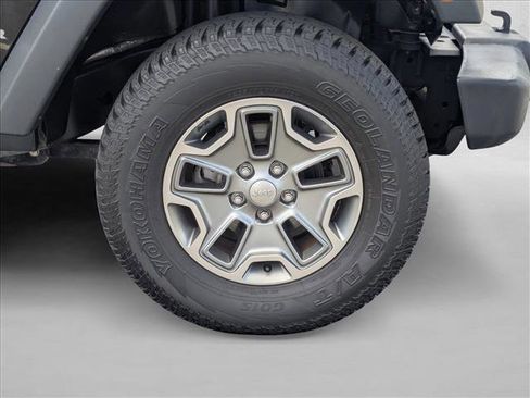 Used 2017 Jeep Wrangler Unlimited Rubicon w/ Connectivity Group image 20