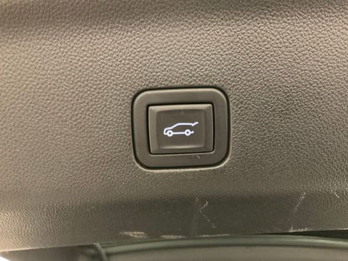 Used 2024 Chevrolet Suburban LT image 27