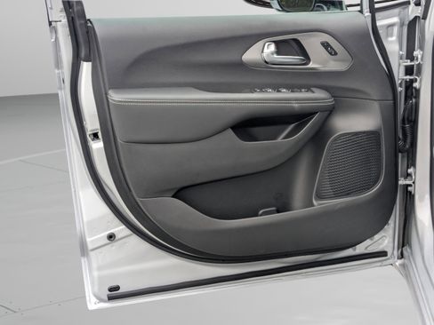 New 2026 Chrysler Pacifica Select image 50