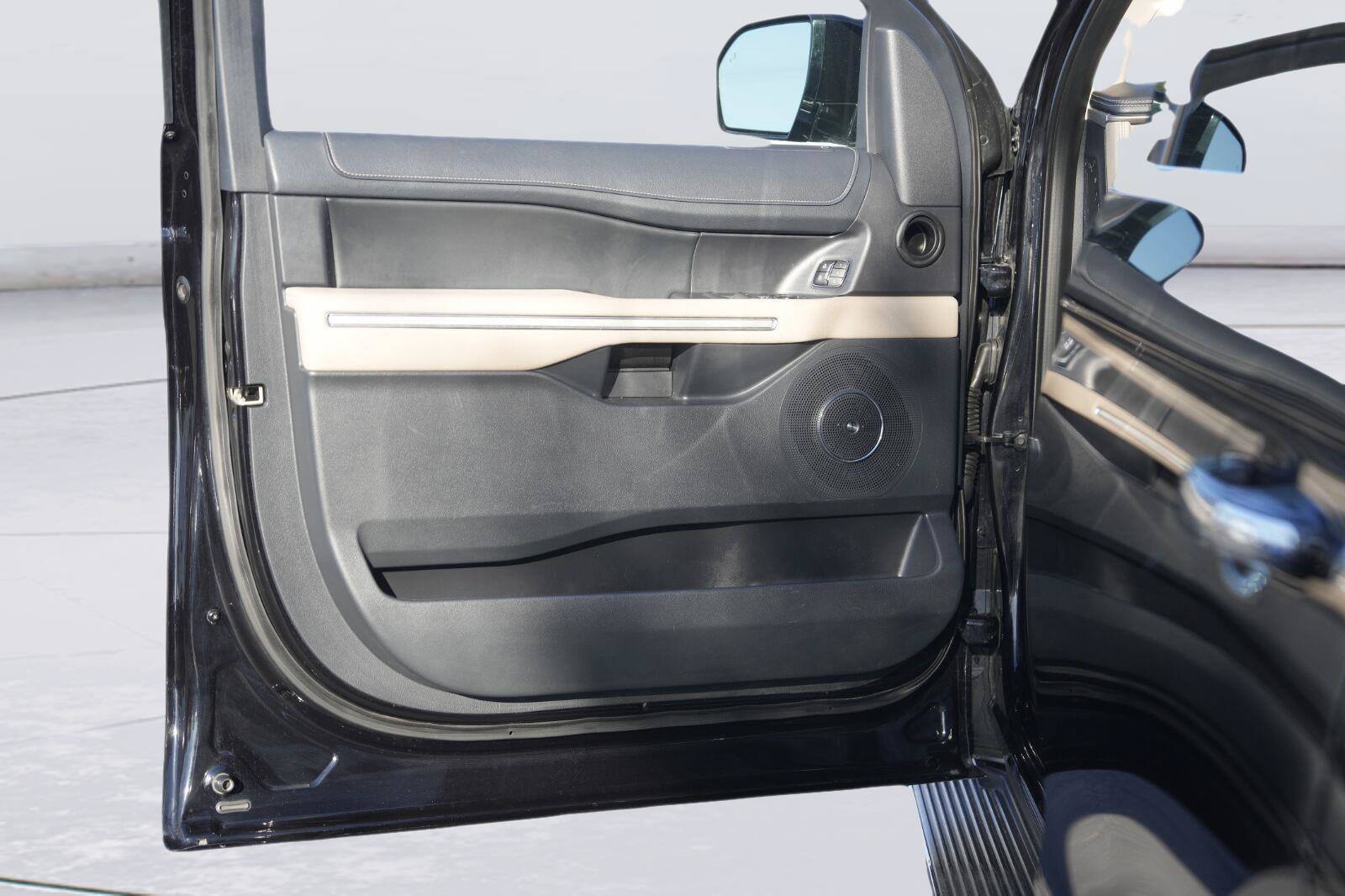 Used 2023 Ford Expedition Limited AWD/4WD image 33