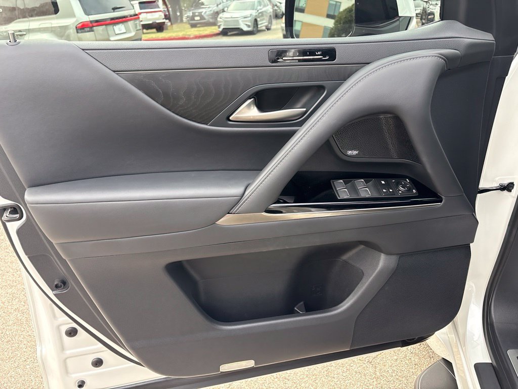 Used 2023 Lexus LX 600 4WD w/ Accessory Package (Z1) image 11