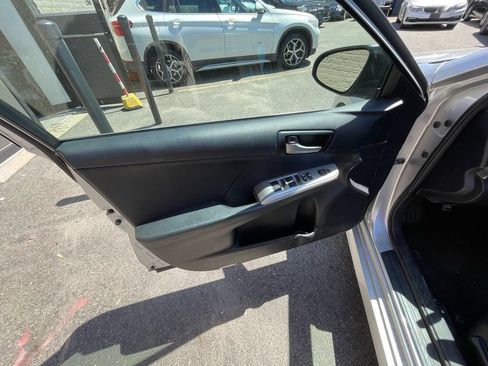 Used 2014 Toyota Camry SE w/ Moonroof Package FWD image 8