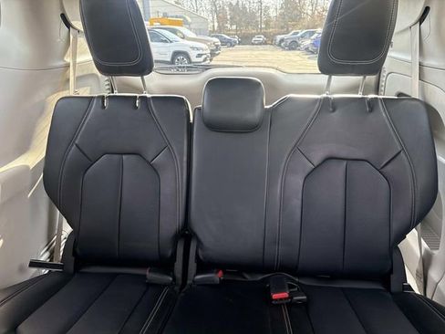 Used 2024 Chrysler Pacifica Touring-L image 17