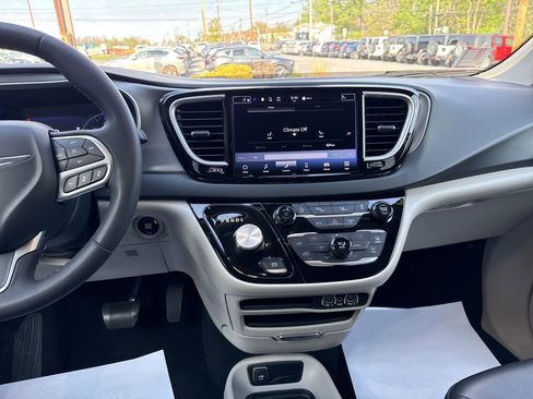 Used 2023 Chrysler Pacifica Touring-L FWD image 24