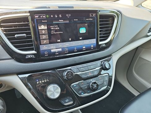 Used 2023 Chrysler Pacifica Touring-L FWD image 19
