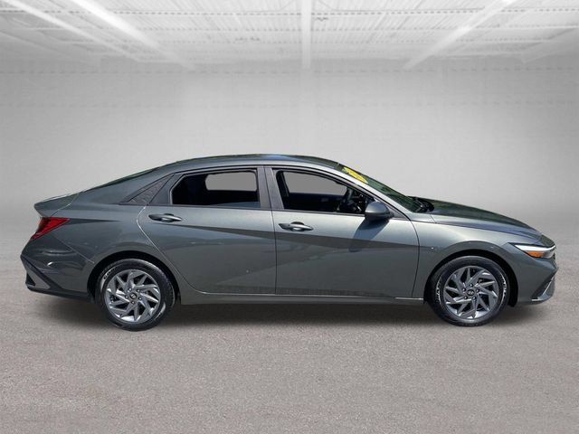 Used 2024 Hyundai Elantra SEL FWD image 5
