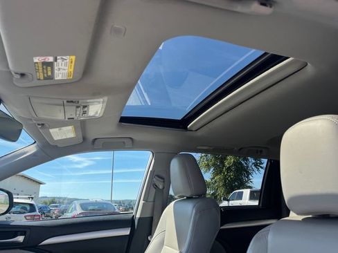 Used 2019 Toyota Highlander XLE AWD/4WD image 29