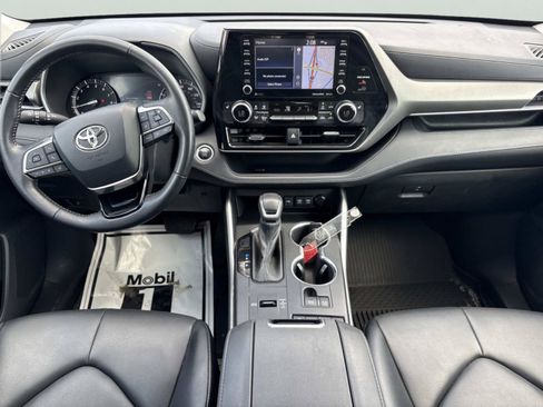 Used 2021 Toyota Highlander XLE FWD image 13