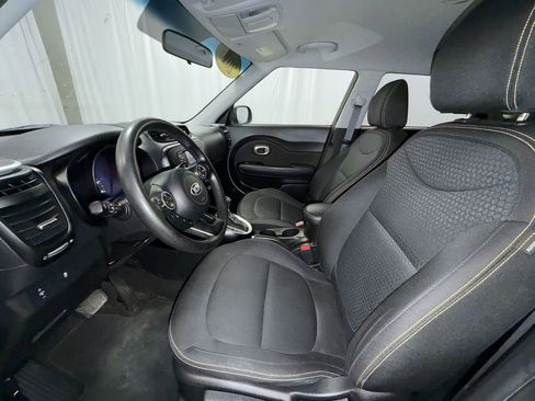 Used 2016 Kia Soul + image 10