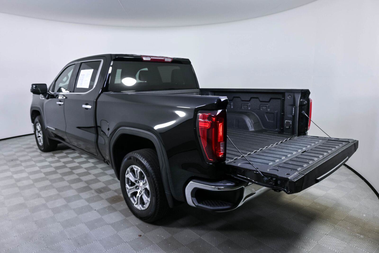 Used 2025 GMC Sierra 1500 SLT RWD image 29