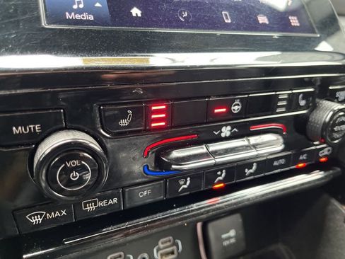 Used 2023 Jeep Grand Cherokee L Laredo image 33